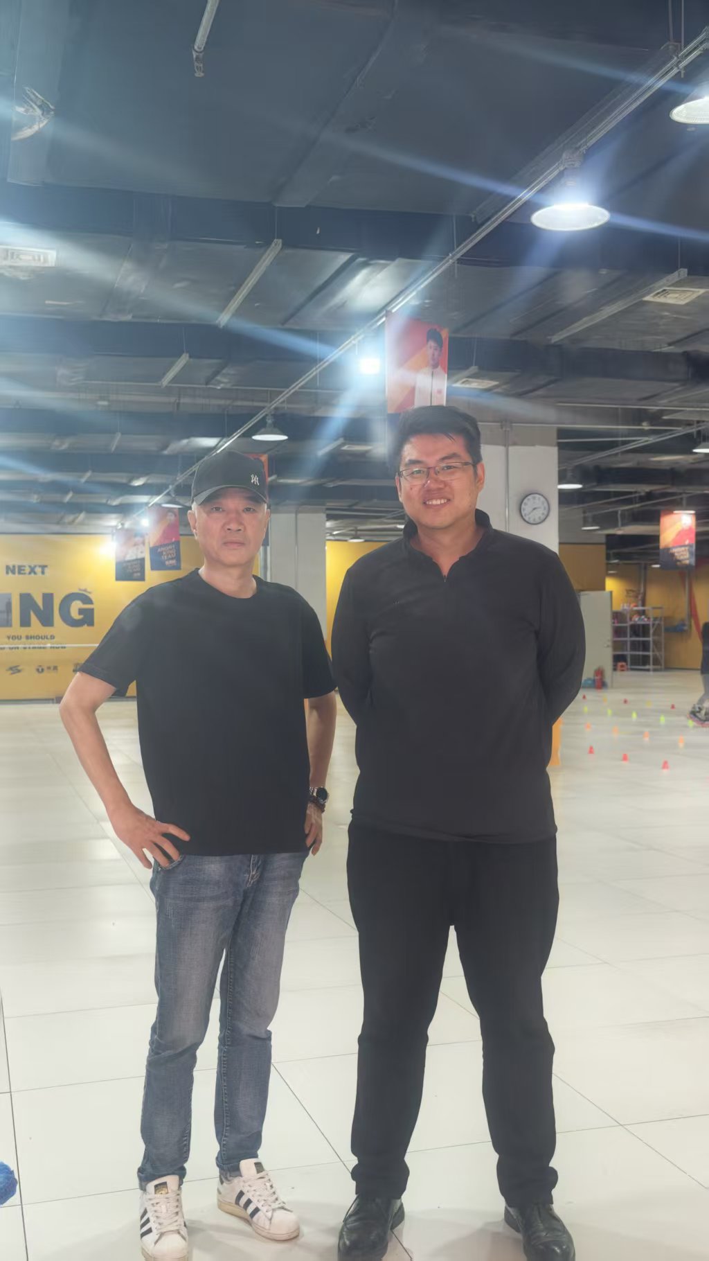 沈阳鑫壹财税法定代表人王旭上门到客户注册地址（辽宁省沈阳市沈河区青年大街268号105前海环球汇二层247）签约现场，与客户负责人合影